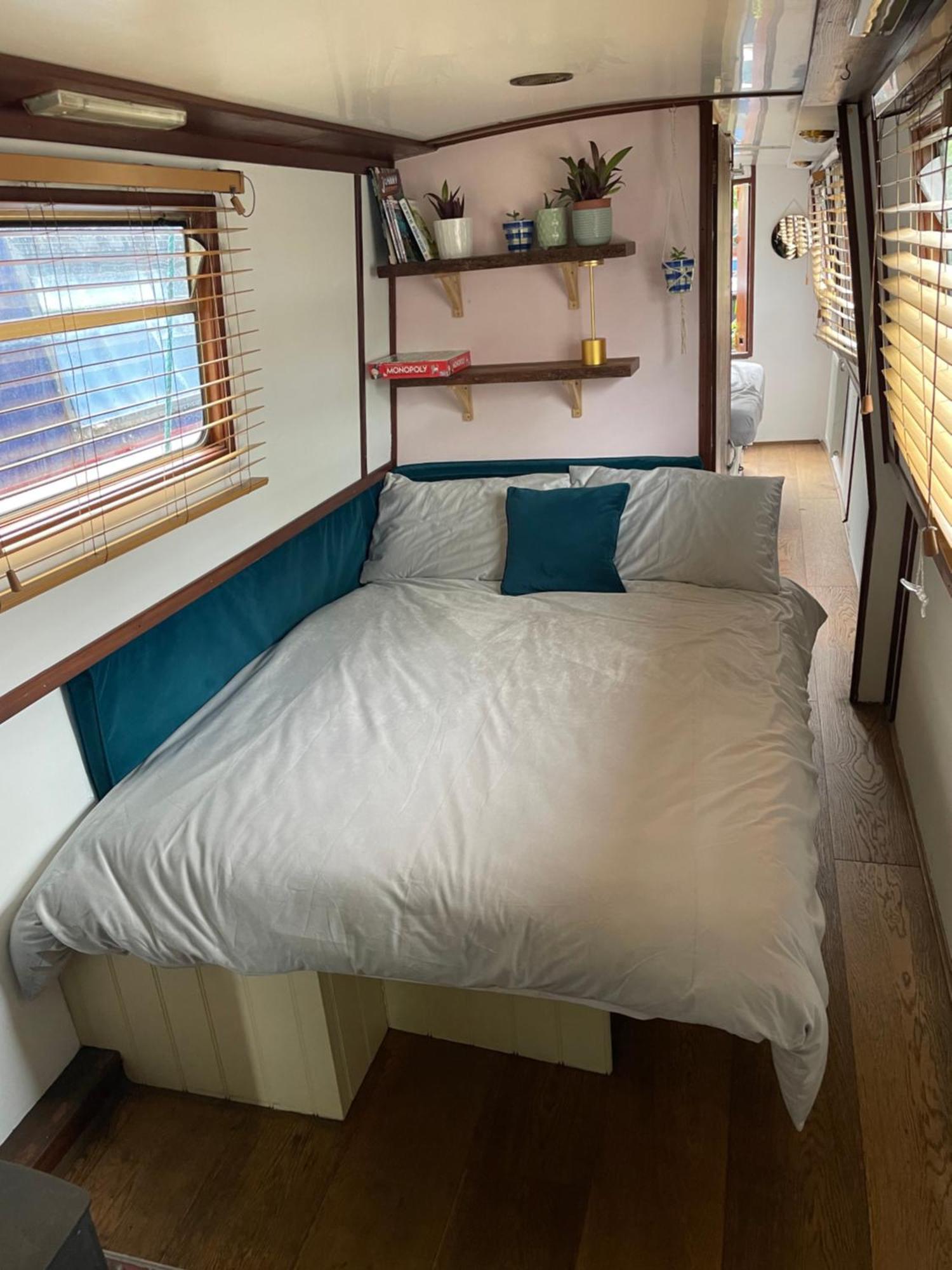 Lovely Canal Boat In Little Venice By Paddington For Family & Friends Botel
