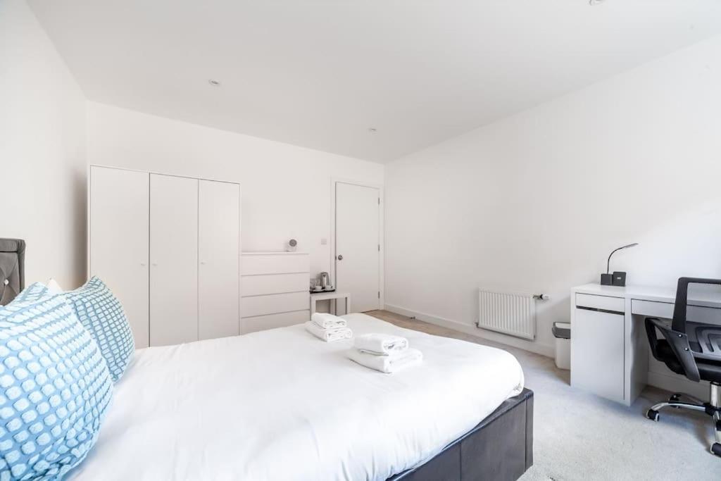 Stunning 5-bedroom Retreat In The Heart Of Leilighet *