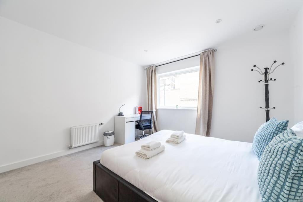 Stunning 5-bedroom Retreat In The Heart Of Leilighet *