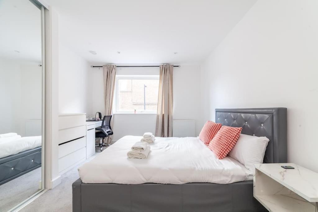 Stunning 5-bedroom Retreat In The Heart Of Apartment London