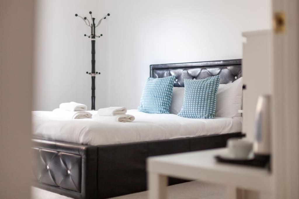 Stunning 5-bedroom Retreat In The Heart Of Leilighet London