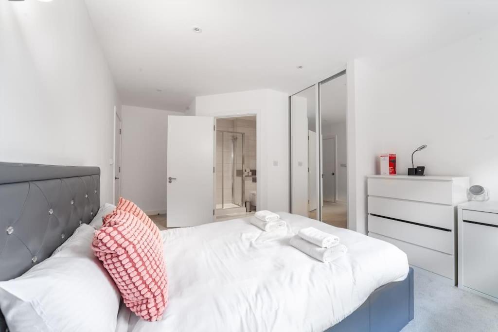 Stunning 5-bedroom Retreat In The Heart Of Leilighet *