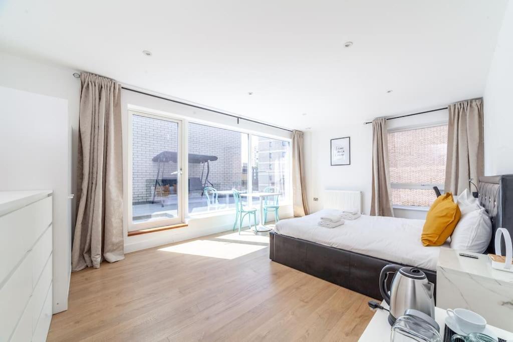 Stunning 5-bedroom Retreat In The Heart Of Leilighet *
