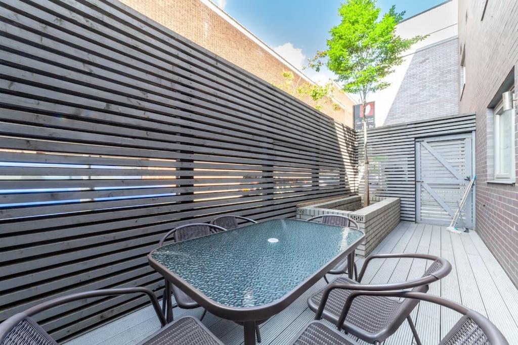 Stunning 5-bedroom Retreat In The Heart Of Leilighet London