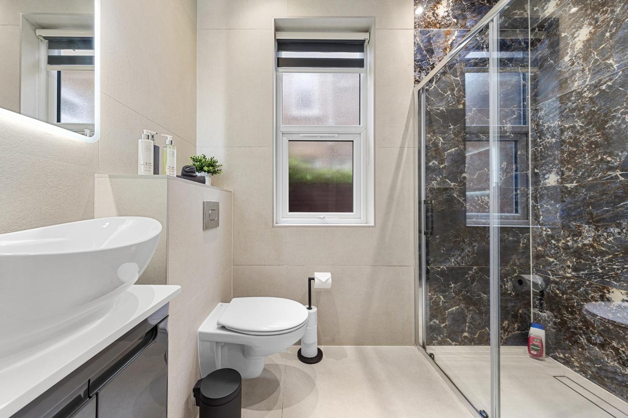 Modern In Shepherds Bush, Near Westfield Apartment