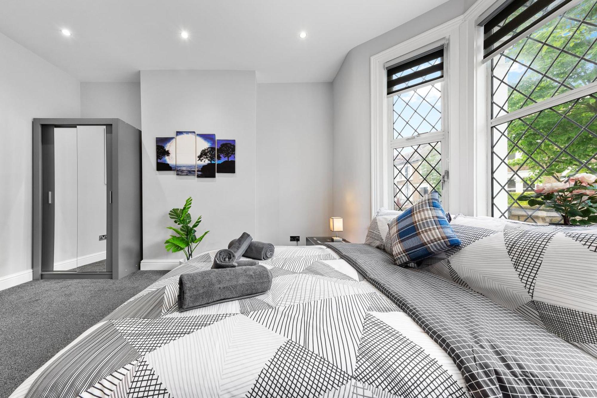 Modern In Shepherds Bush, Near Westfield Apartment