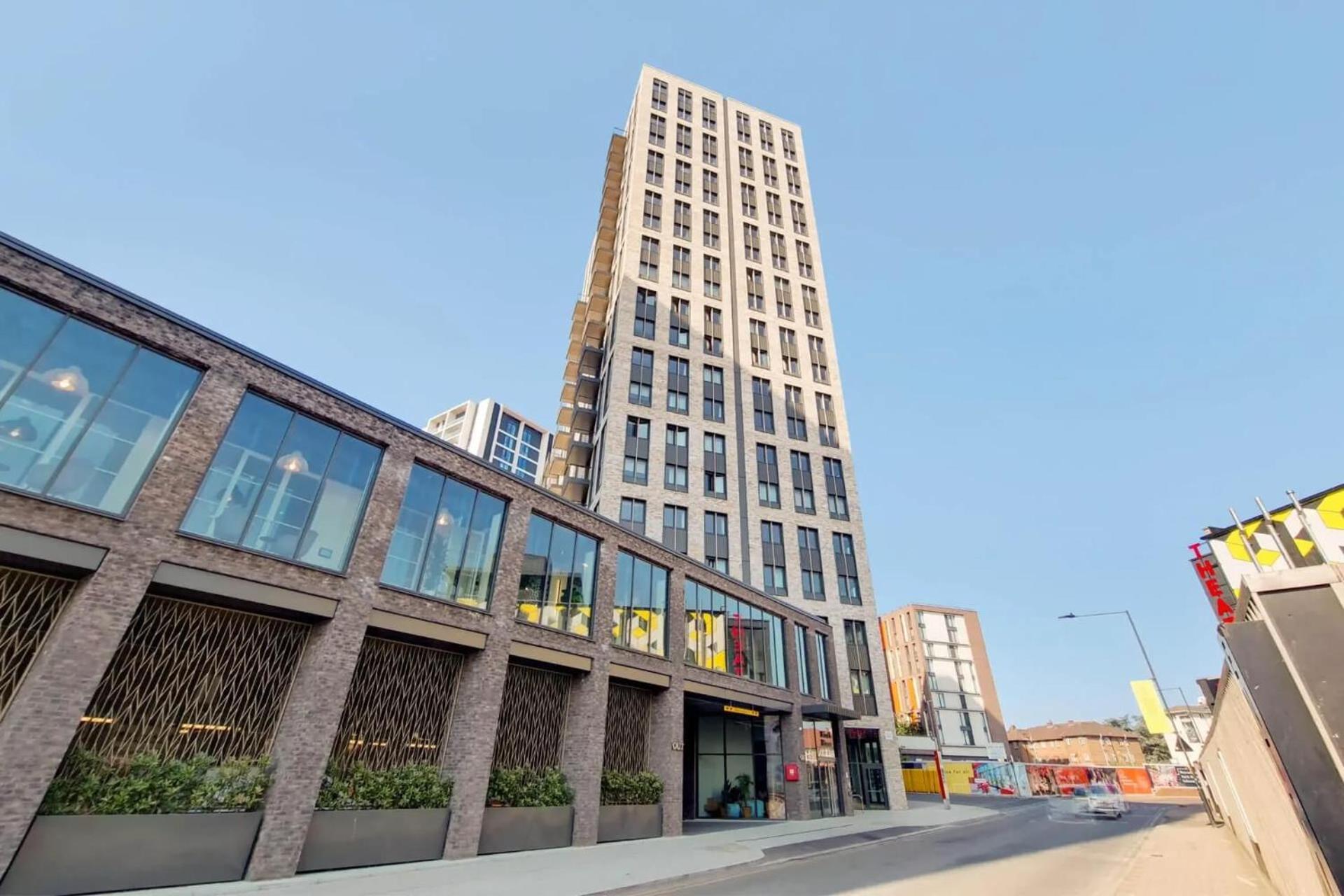 Botanical-inspired At Repton Gardens Right In The Heart Of Wembley Park Apartment *