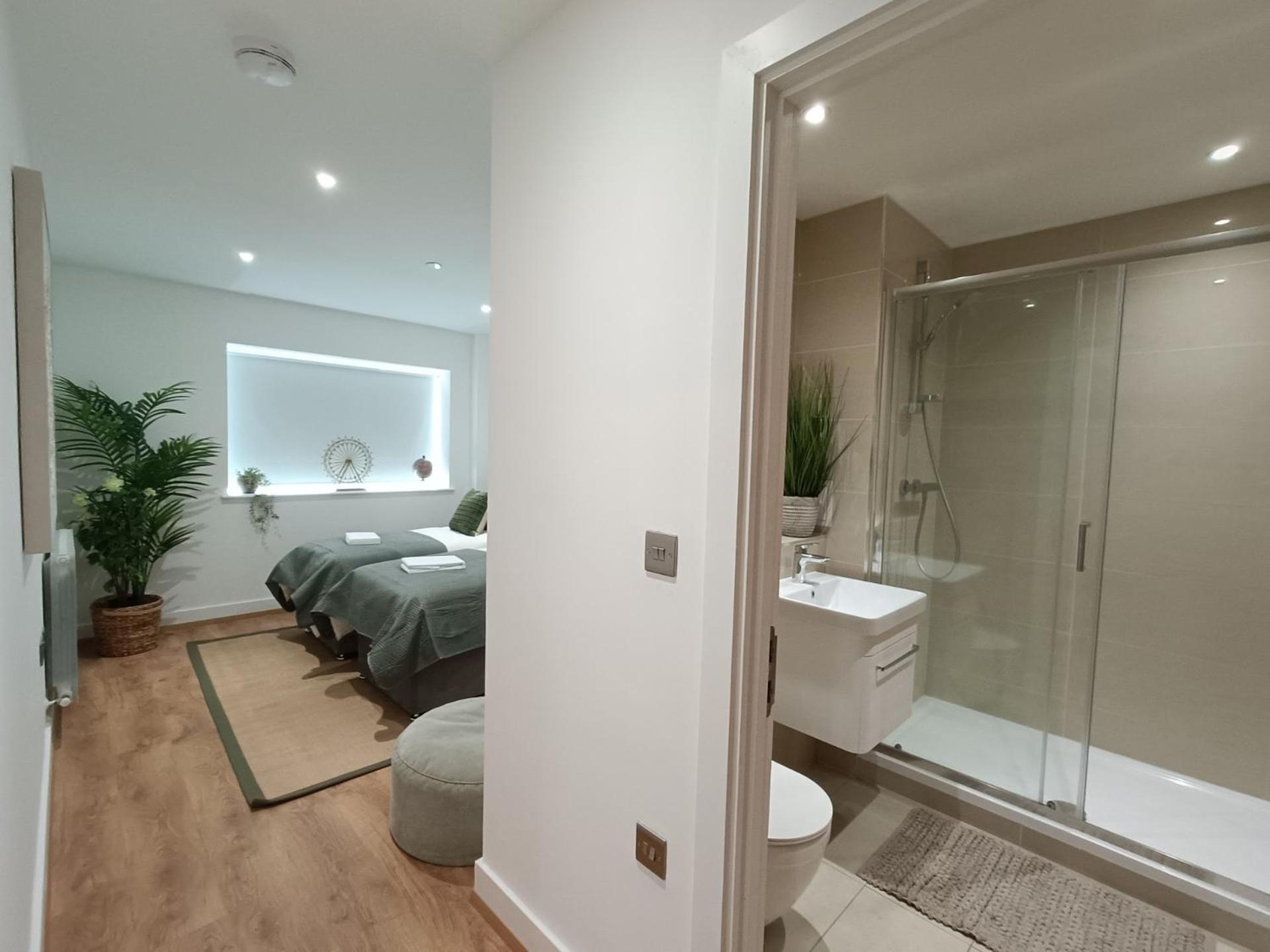 Apartment Snuggle - Riverside - Views Over Looking River Thames, Close To O2 Arena, Excel, Airport, Thames Clipper- River Boat Service, Woolwich Ferry, Onsite Parking, Twin Option Available