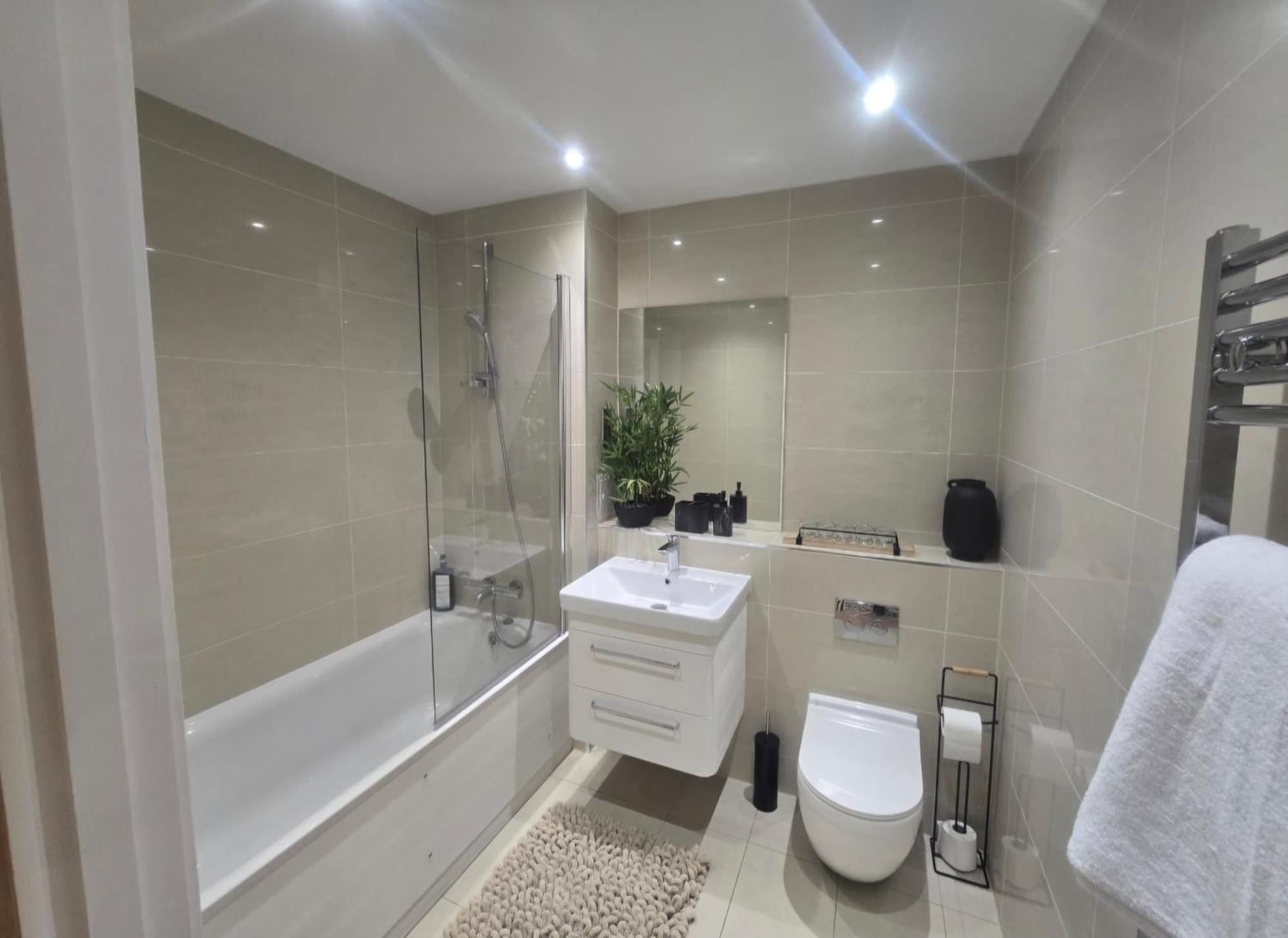 Apartment Snuggle - Riverside - Views Over Looking River Thames, Close To O2 Arena, Excel, Airport, Thames Clipper- River Boat Service, Woolwich Ferry, Onsite Parking, Twin Option Available *