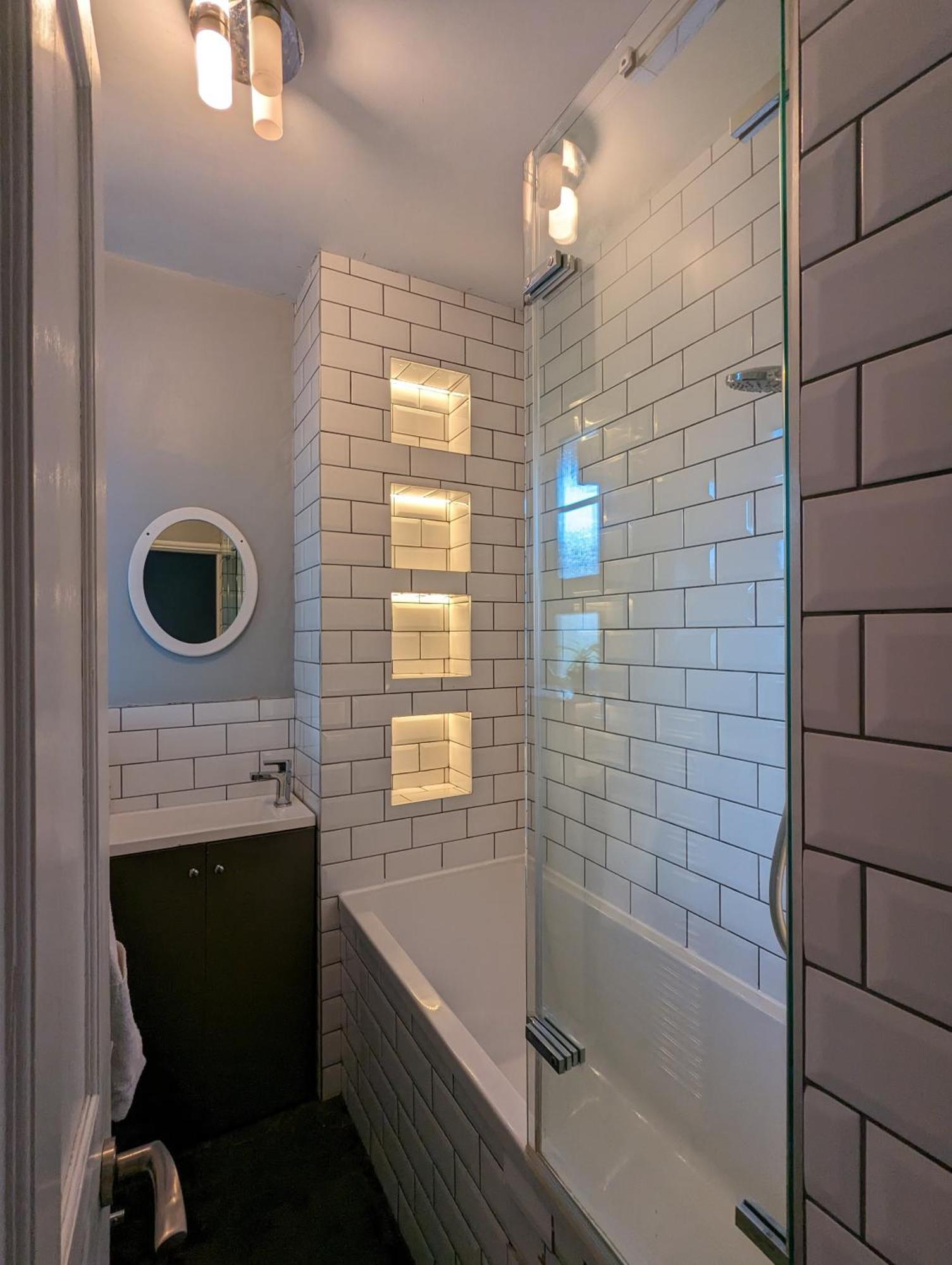 Single Close To Battersea *