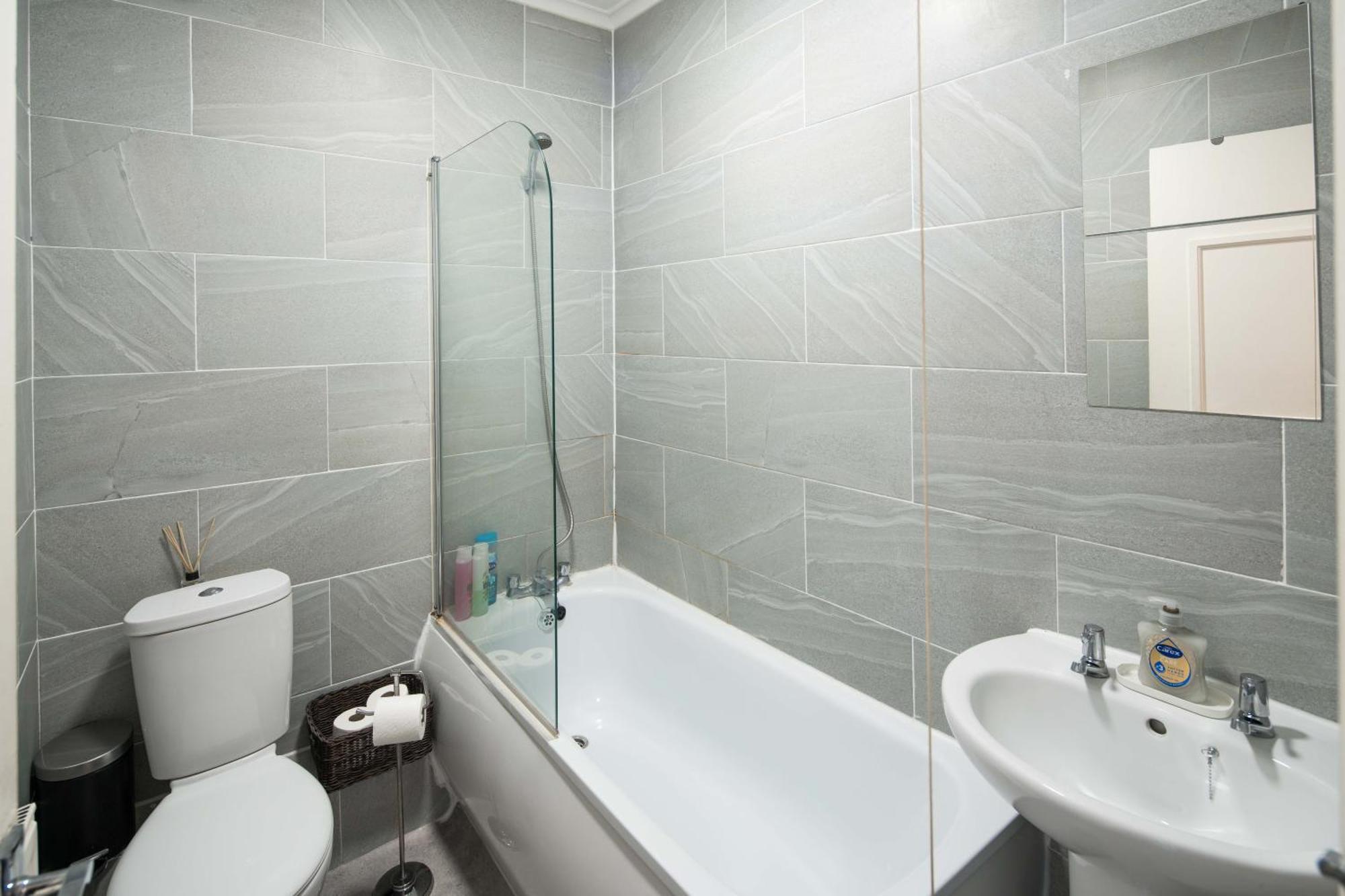 Private Double Shared Bathroom Near Centre * London