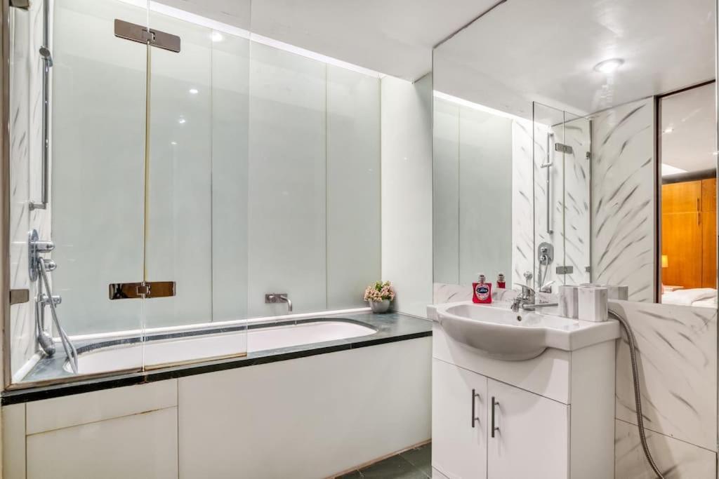 3 Bdr & 2 Bathroom In Bond Street- Central Apartment *