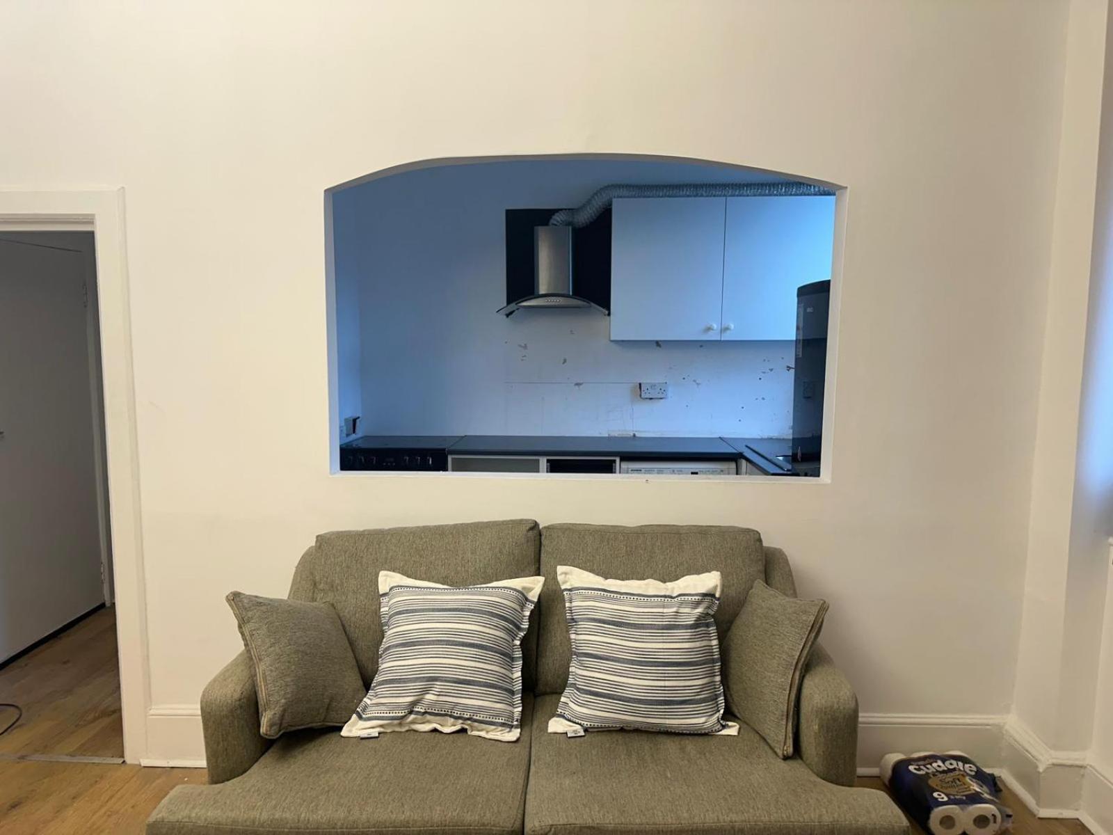 First Floor One Bed In West Appartement Londen