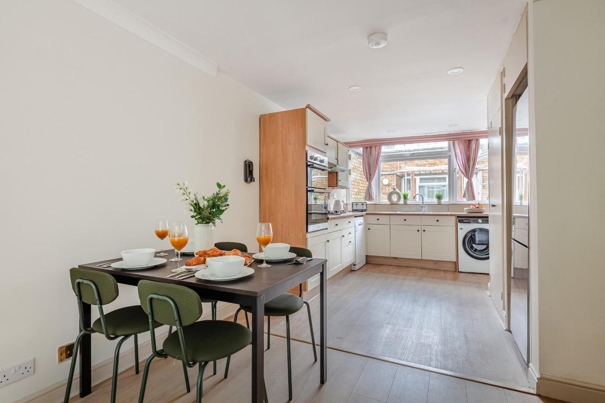 River Thames & Tate Britain - 4br With Patio - Cityapartmentstay London