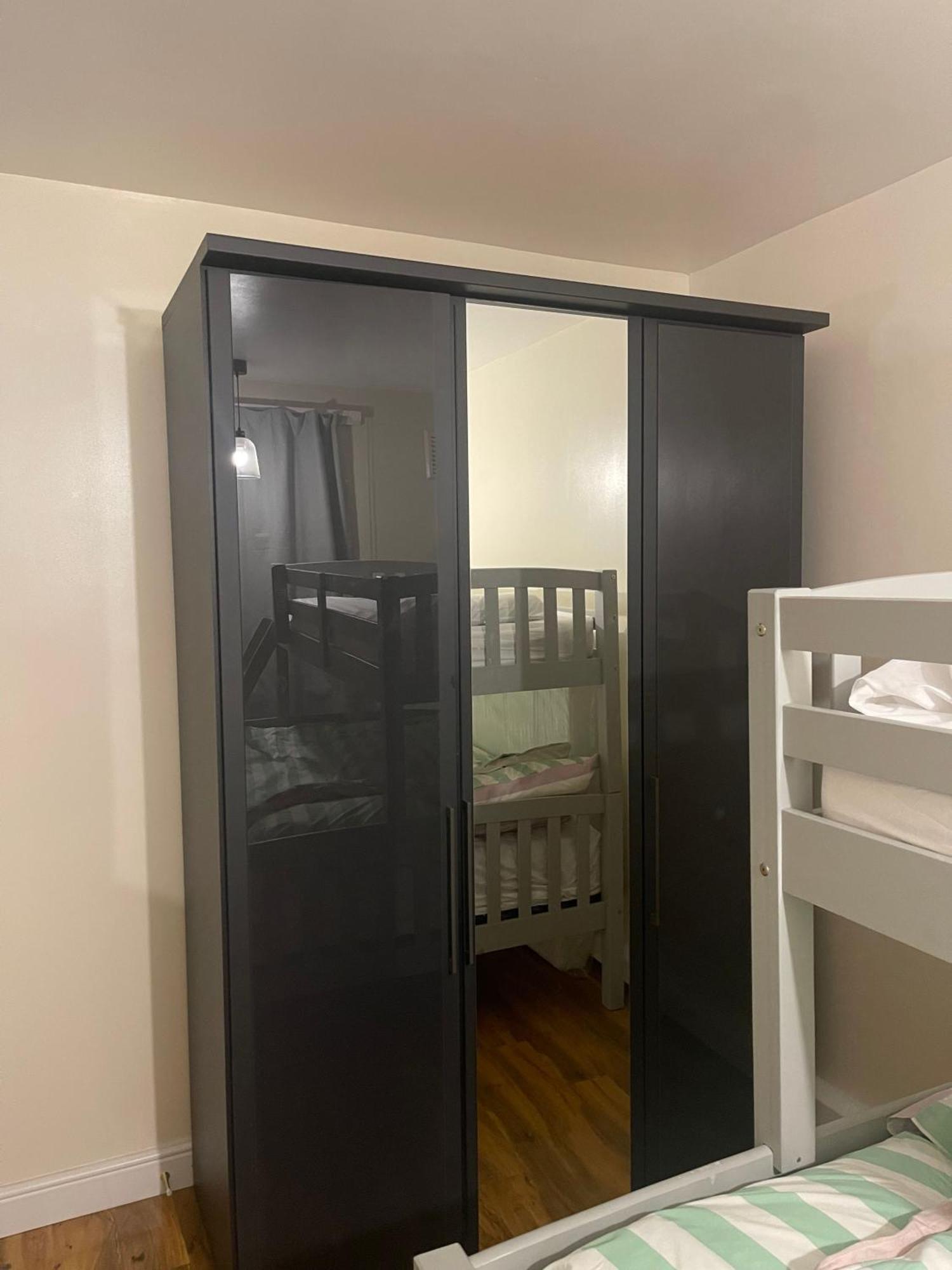 Apartment Newly Decorated 2 Bedroom Flat In South East *