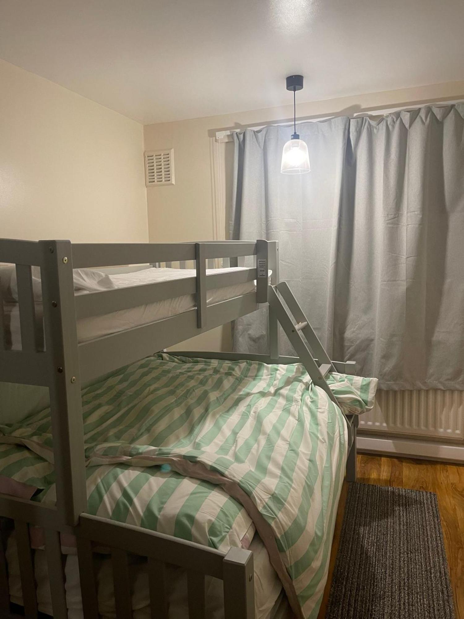 Newly Decorated 2 Bedroom Flat In South East