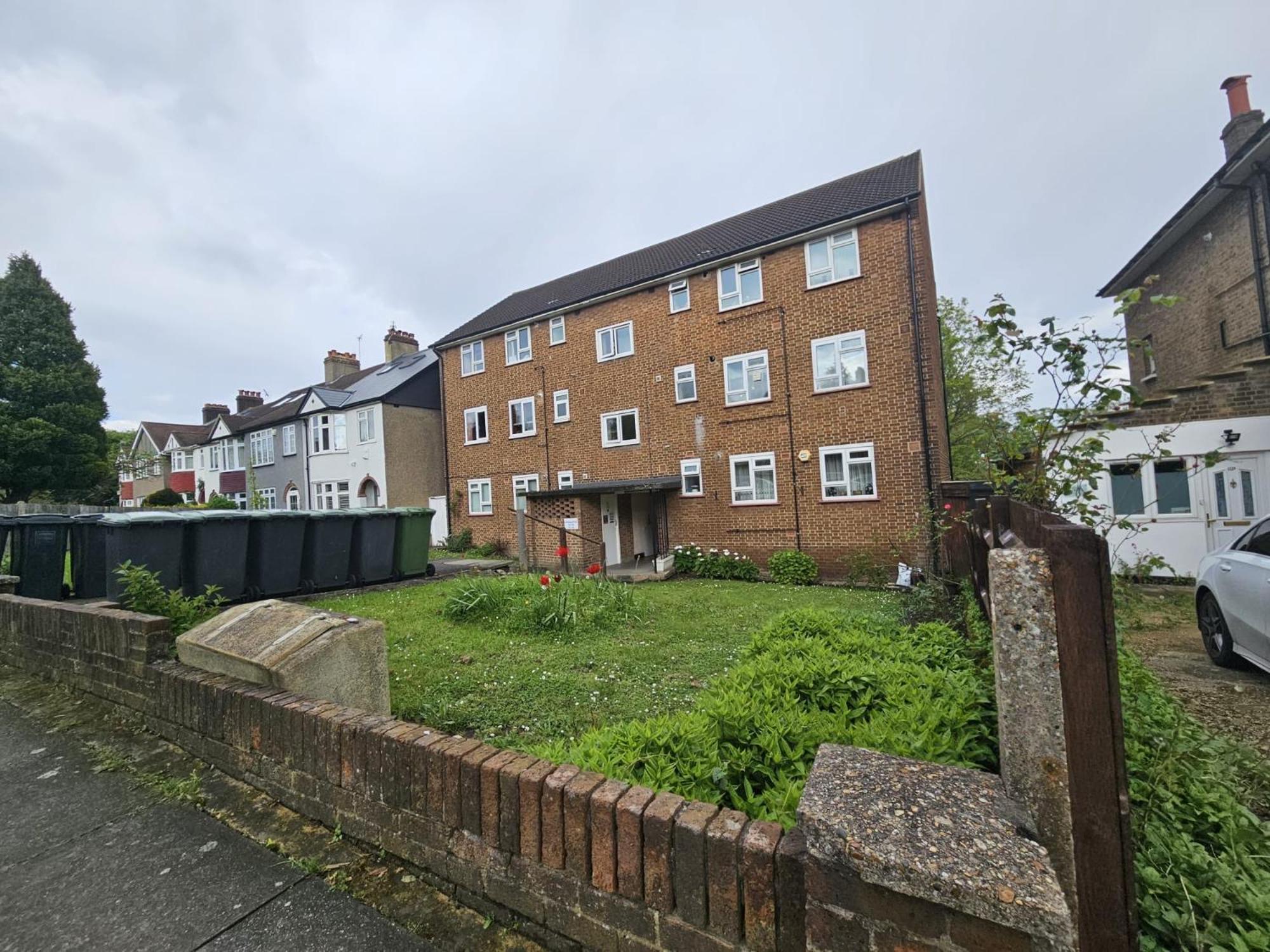 Newly Decorated 2 Bedroom Flat In South East