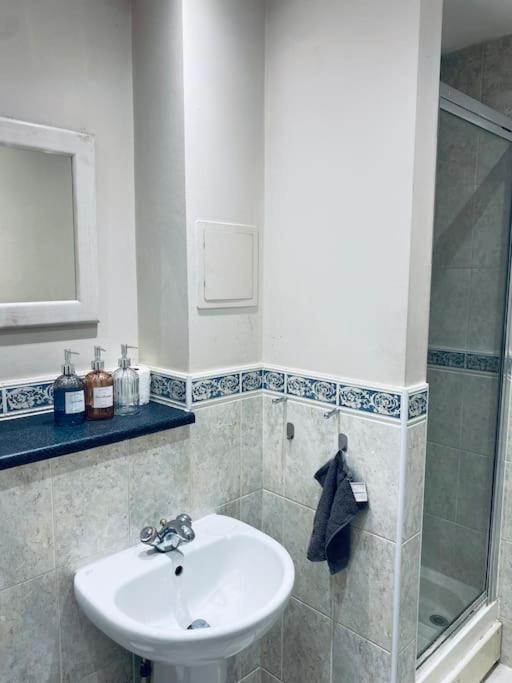 Stylish & Private Bathroom In Leilighet