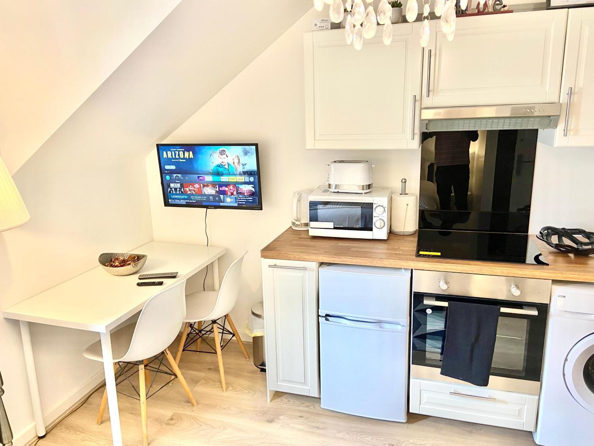 Self Contained, Newly Furbished Apartamento *
