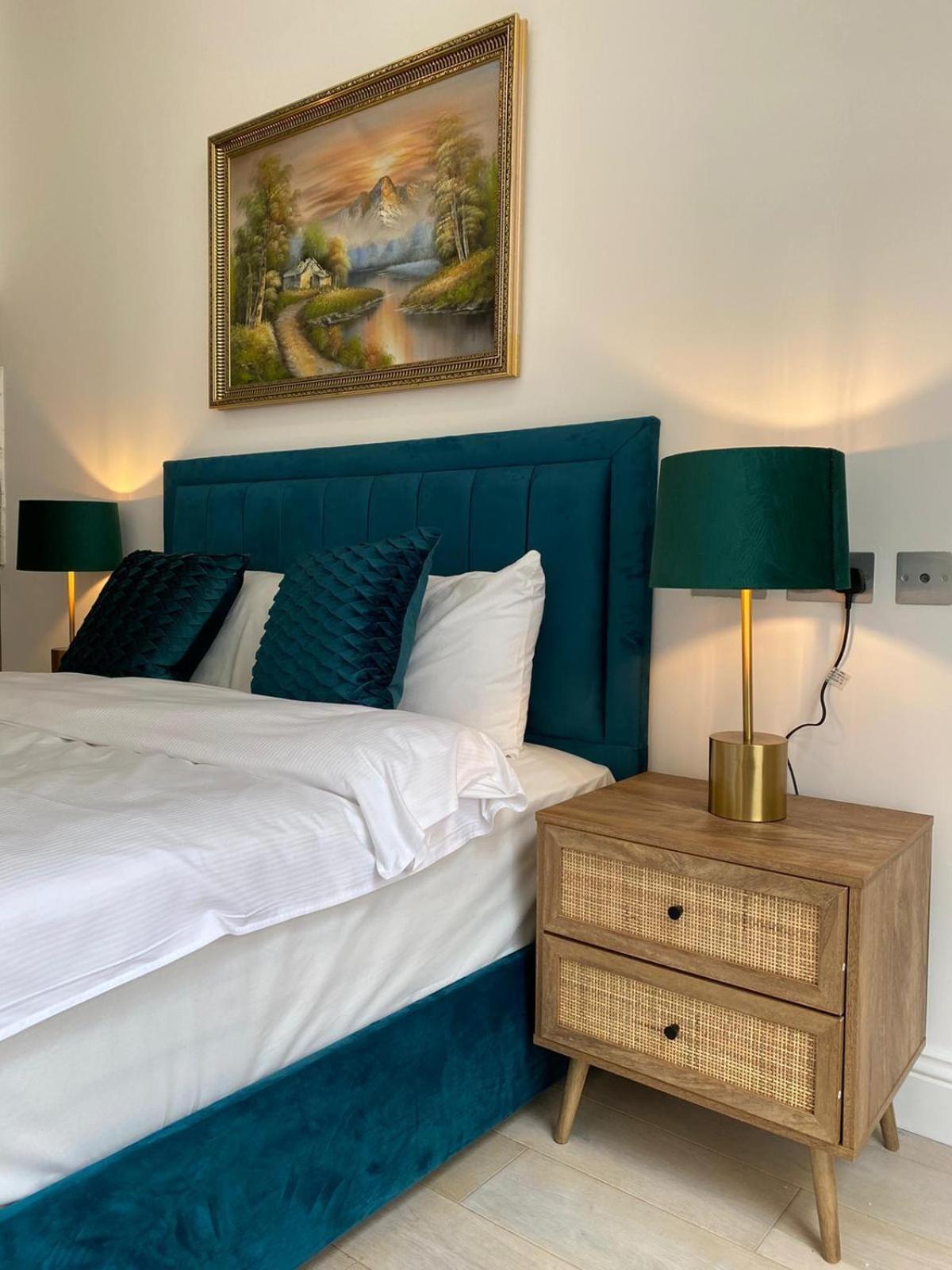 The Chapter- Knightsbridge Apartment *