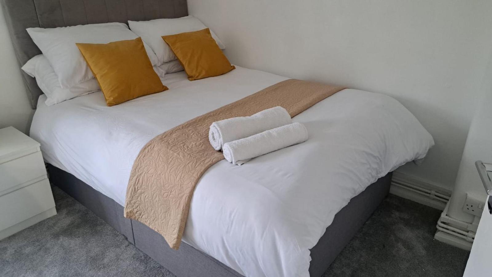 Tooting - Cosy 2 Bedroom House With Garden, 5 Mins Walk To Tube Station Vakantiehuis Londen