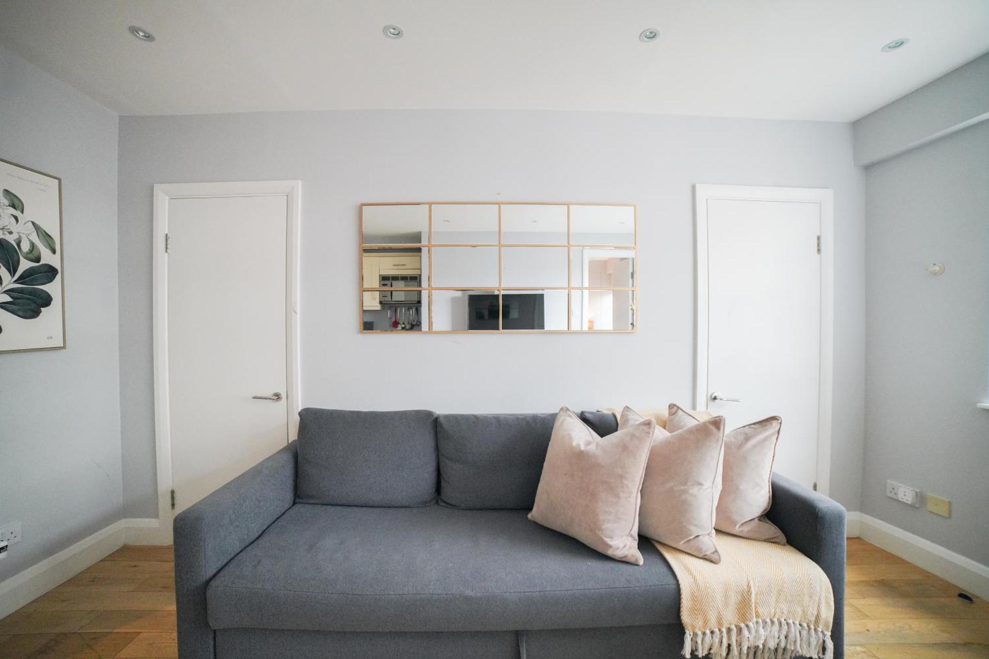 Art-deco In Very Popular Chelsea Area Apartment