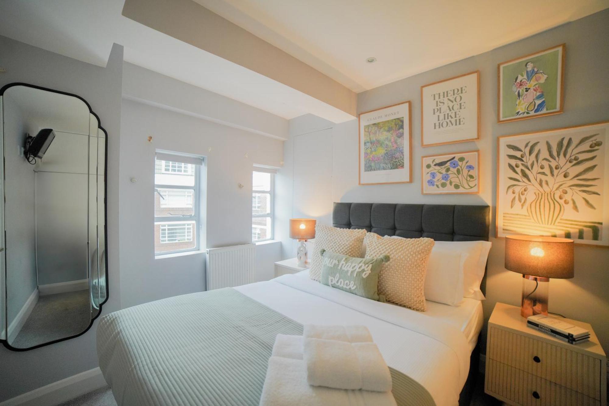 Art-deco In Very Popular Chelsea Area Apartment
