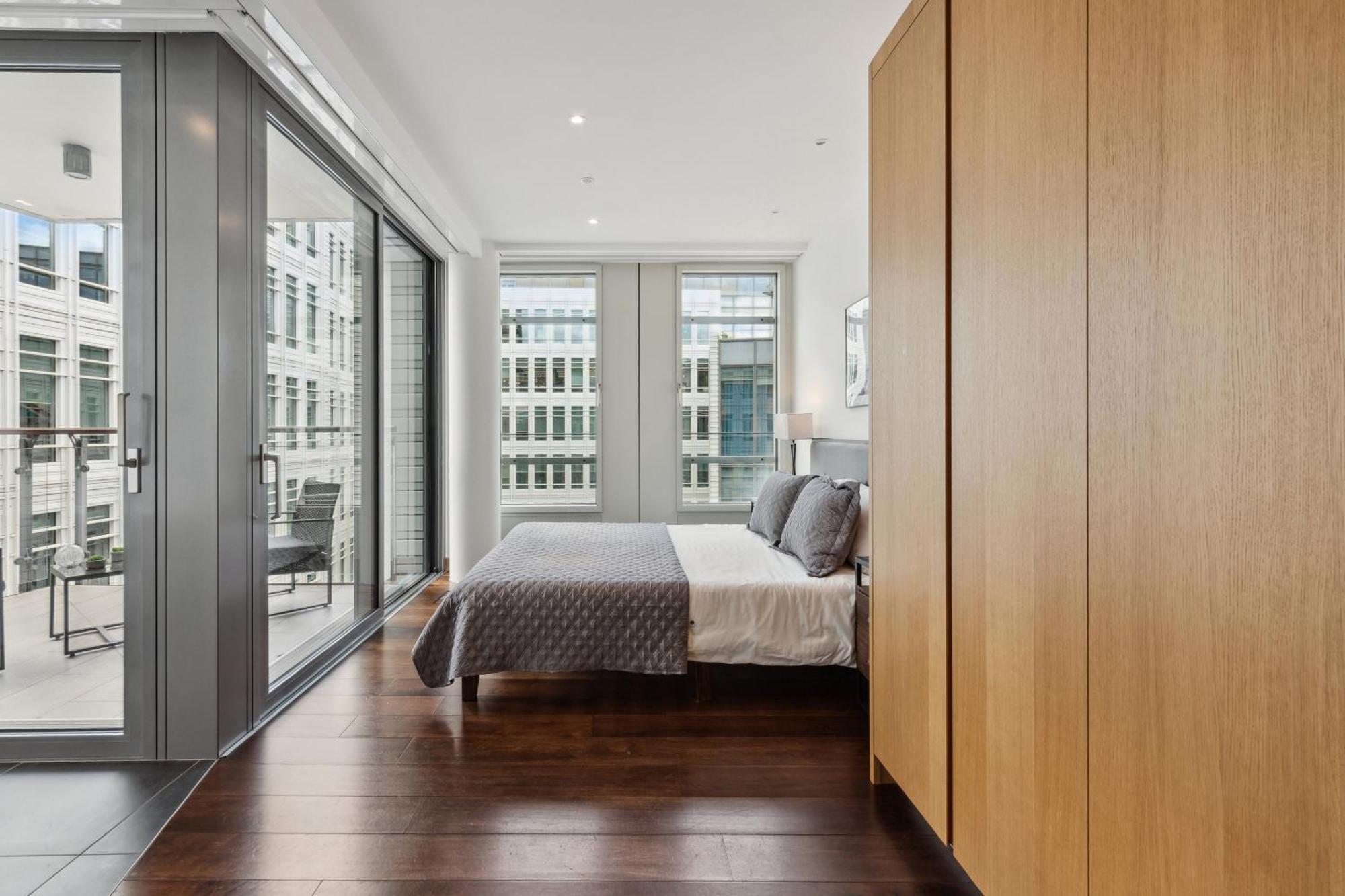 Apartment 3bed 3bath With 2xbalconies In
