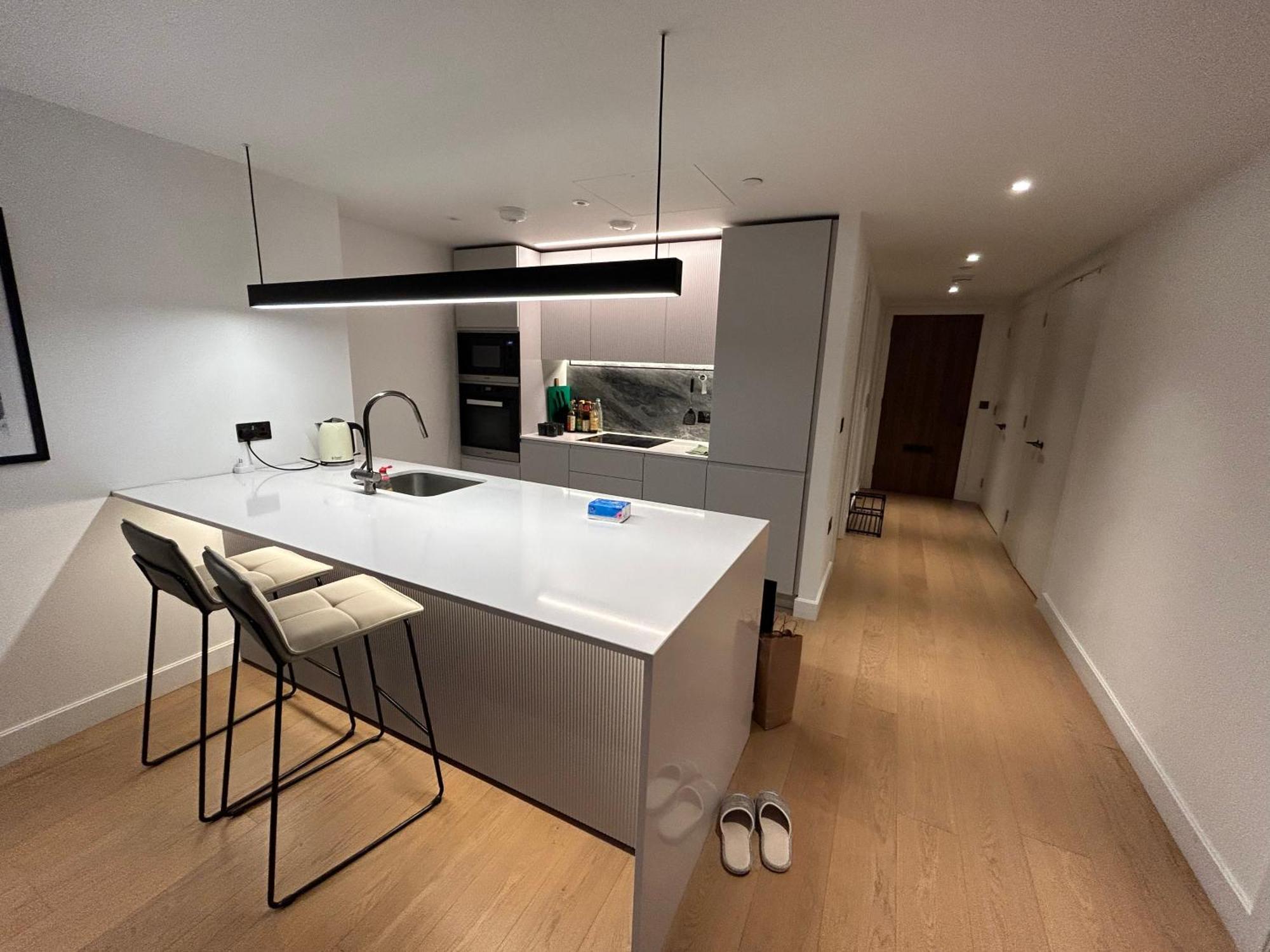 Luxury Modern 2bd 2ba White Living London