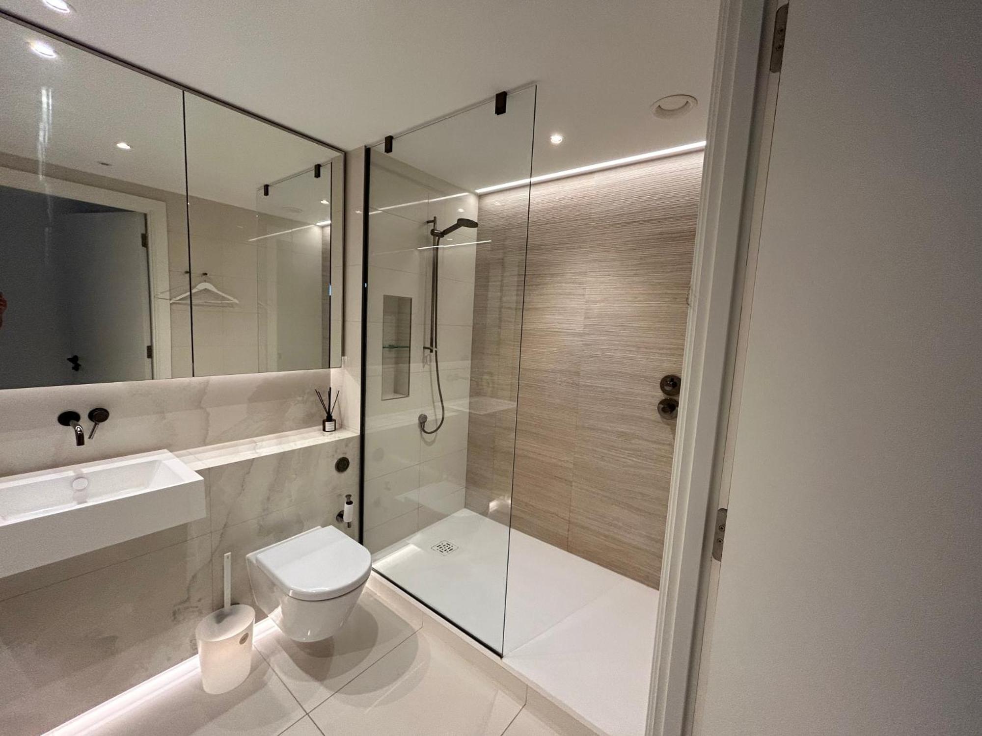 Apartment Luxury Modern 2bd 2ba White Living *