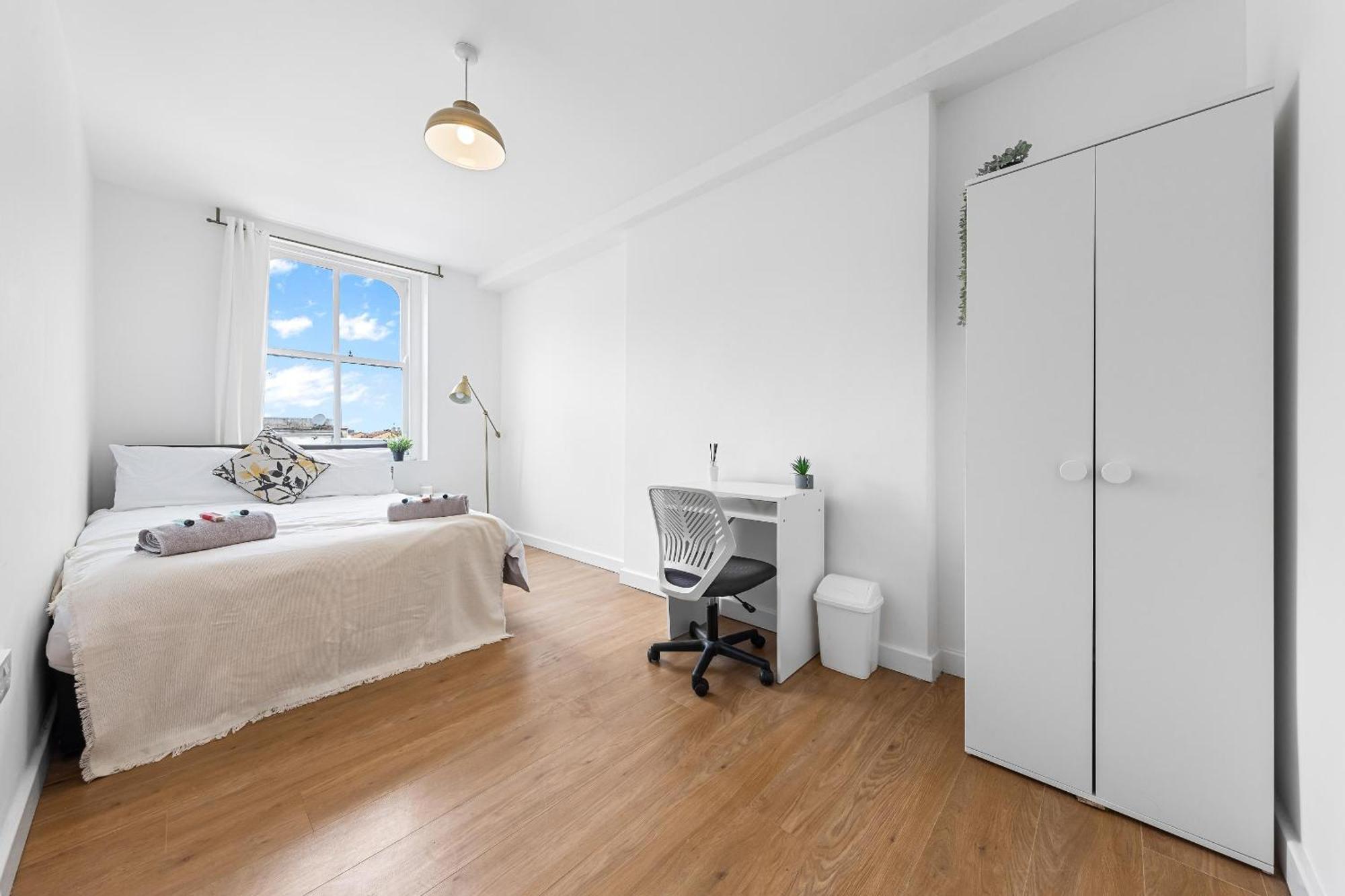 Spacious 7 Bed- High Street Location Apartment