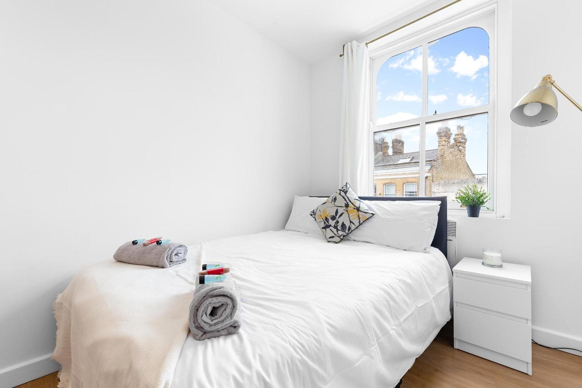 Apartment Spacious 7 Bed- High Street Location London