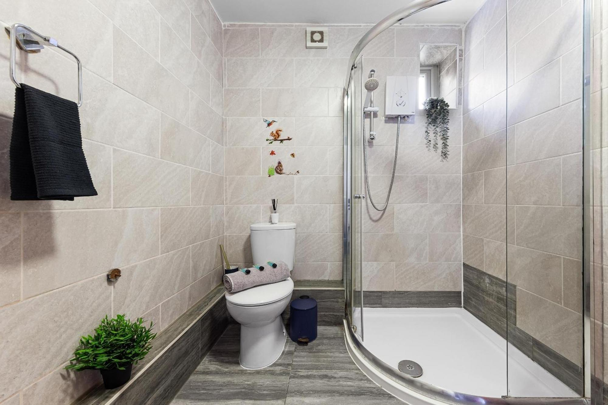 Spacious 7 Bed- High Street Location Apartment *