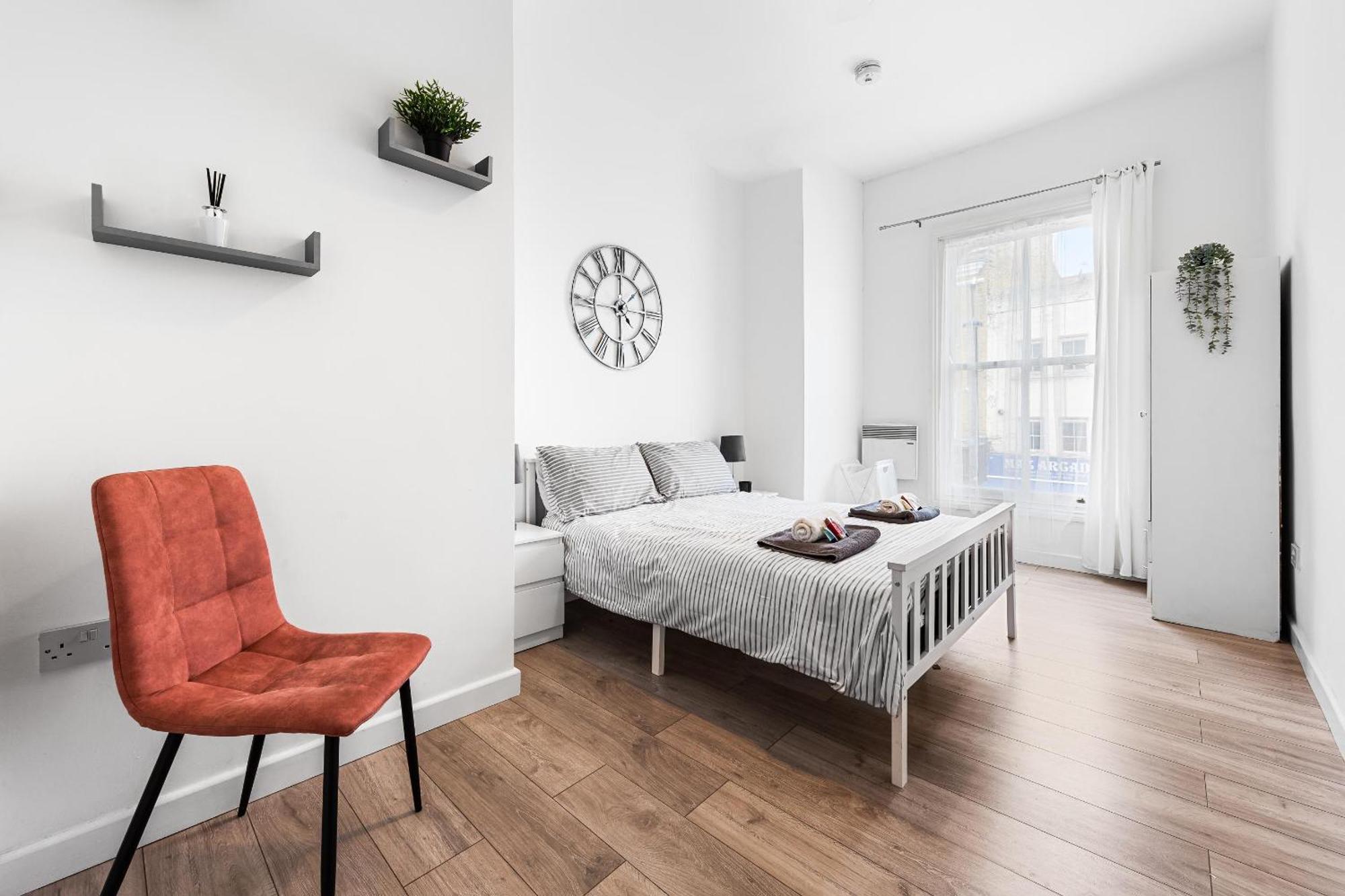 Spacious 7 Bed- High Street Location * London