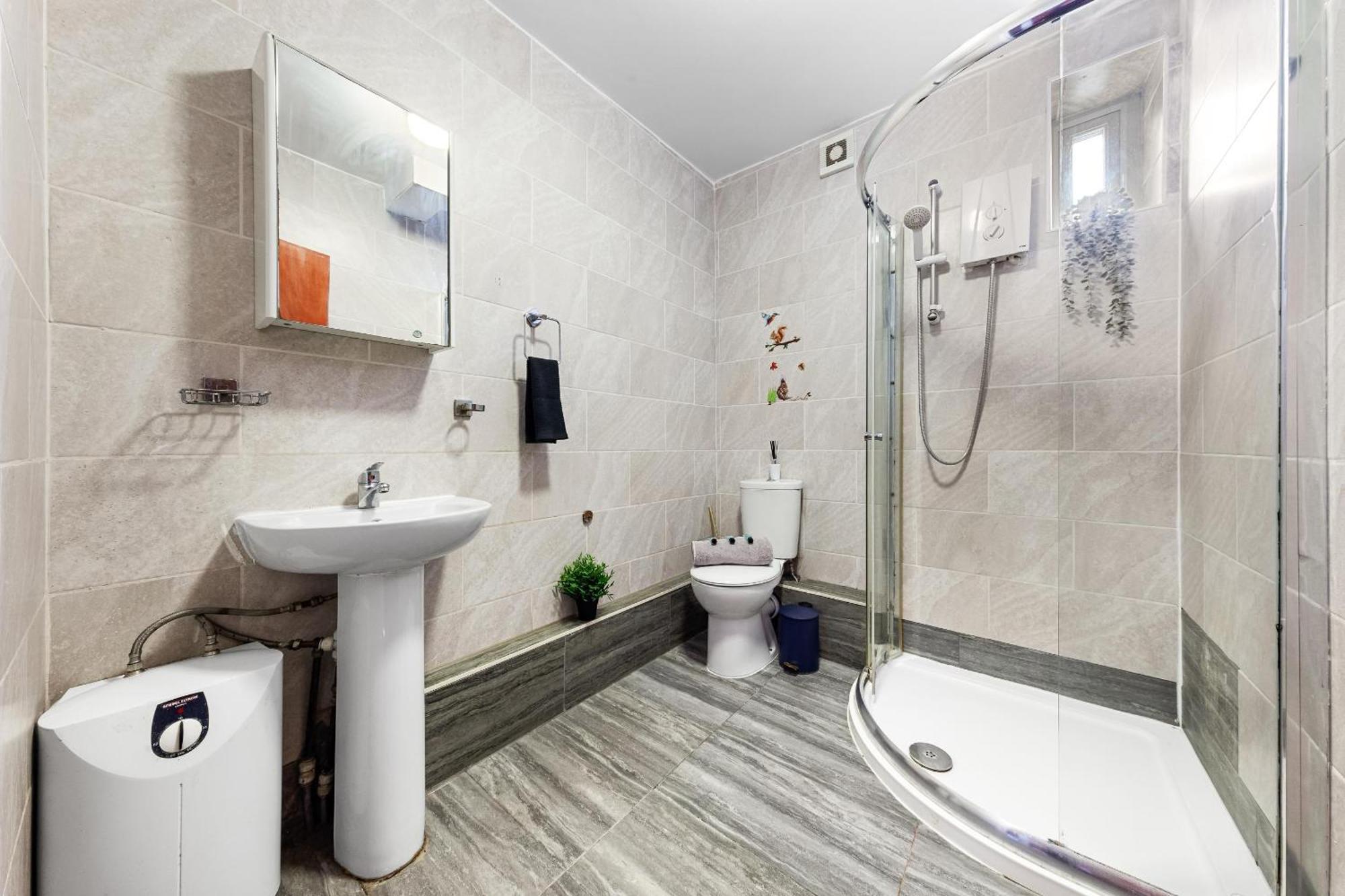 Apartment Spacious 7 Bed- High Street Location *