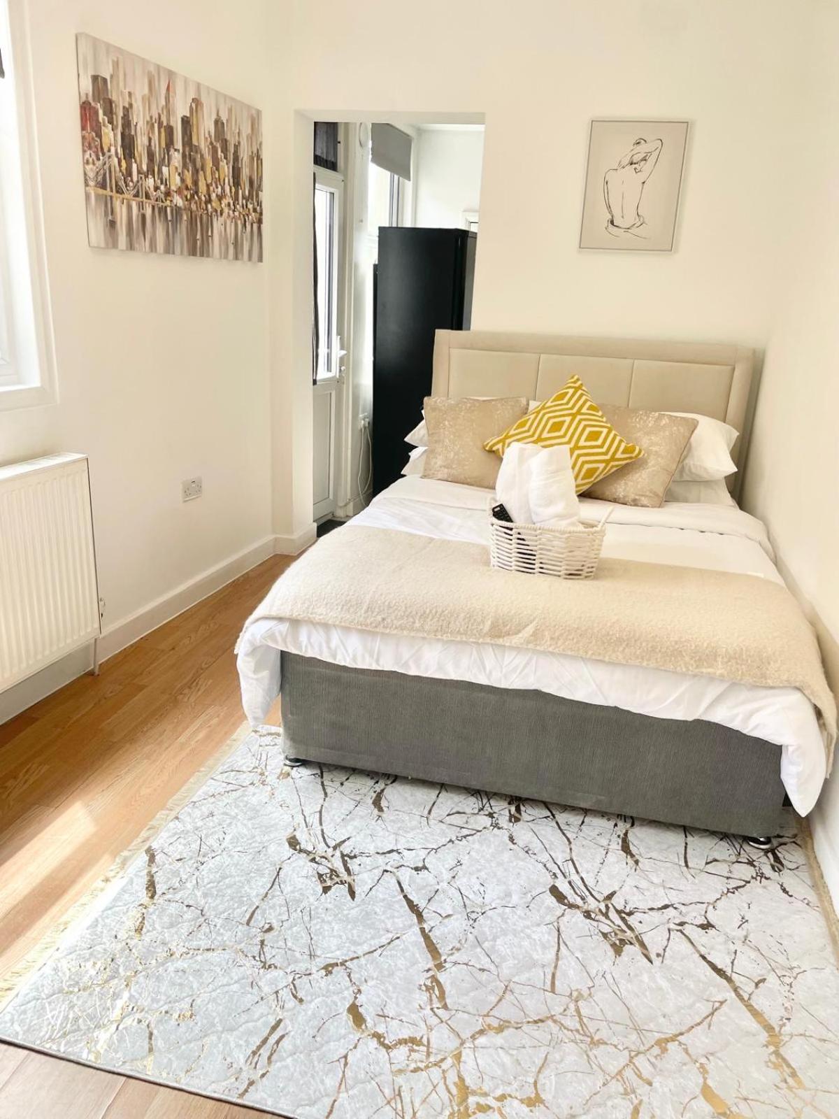 Flat With Private Patio In Stratford London