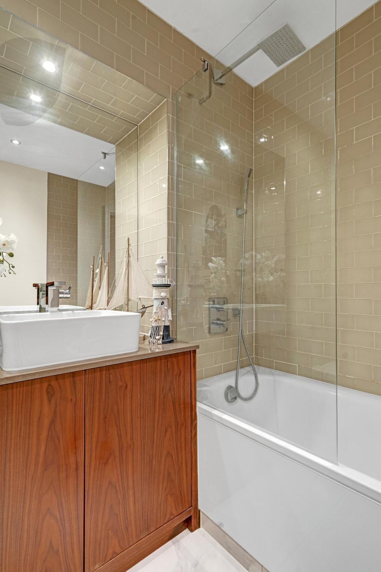 Modern Two Bed Serviced In Canary Wharf - Perfect For Long Stay, Business, Leisure And Relocations Apartment *