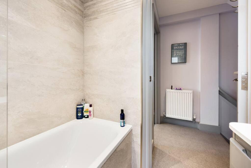 Luxurious & Modern 2 Bedroom Notting Hill Townhouse * Londen