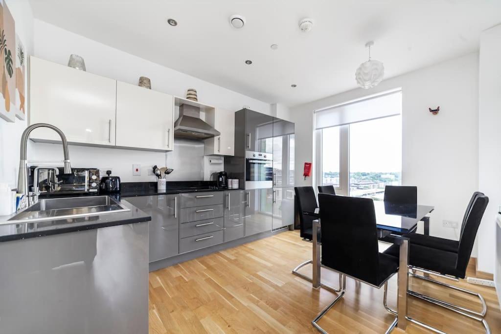 Modern 1-bed With Panoramic View In London