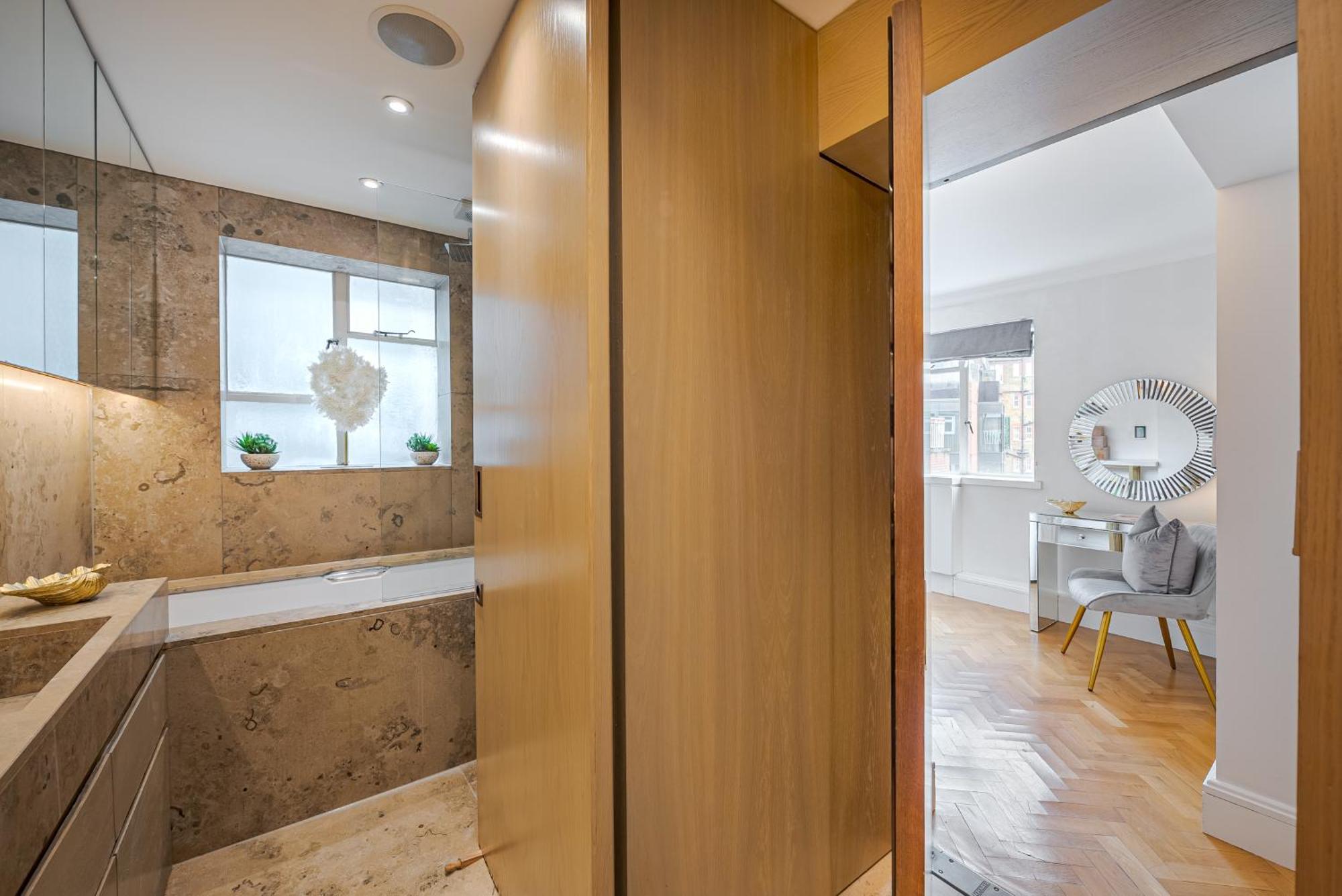 Charming 2 Bed Flat In Knightsbridge London Balcony View Of Harrods Londen