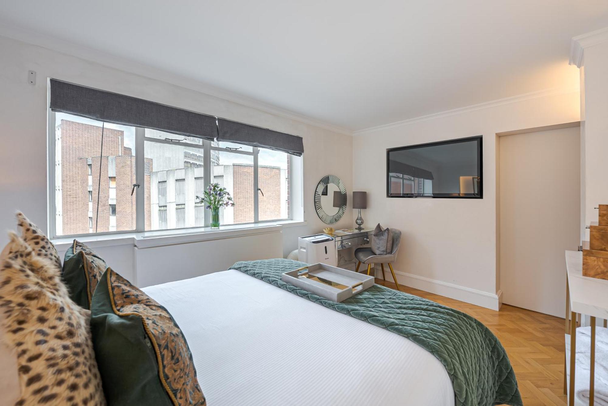Modern Knightsbridge Apartment With Balcony Overlooking Harrods Prime Location *