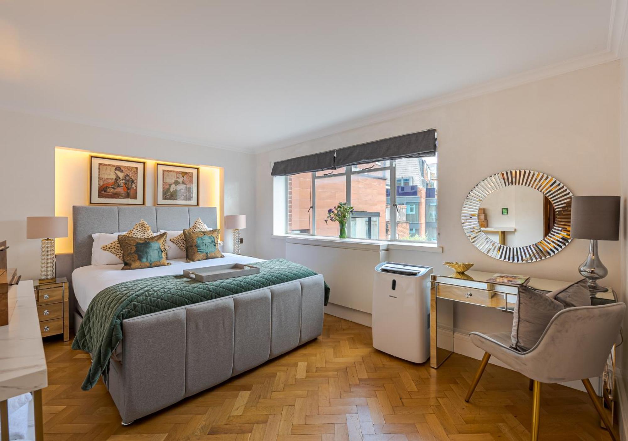 Modern Knightsbridge Apartment With Balcony Overlooking Harrods Prime Location