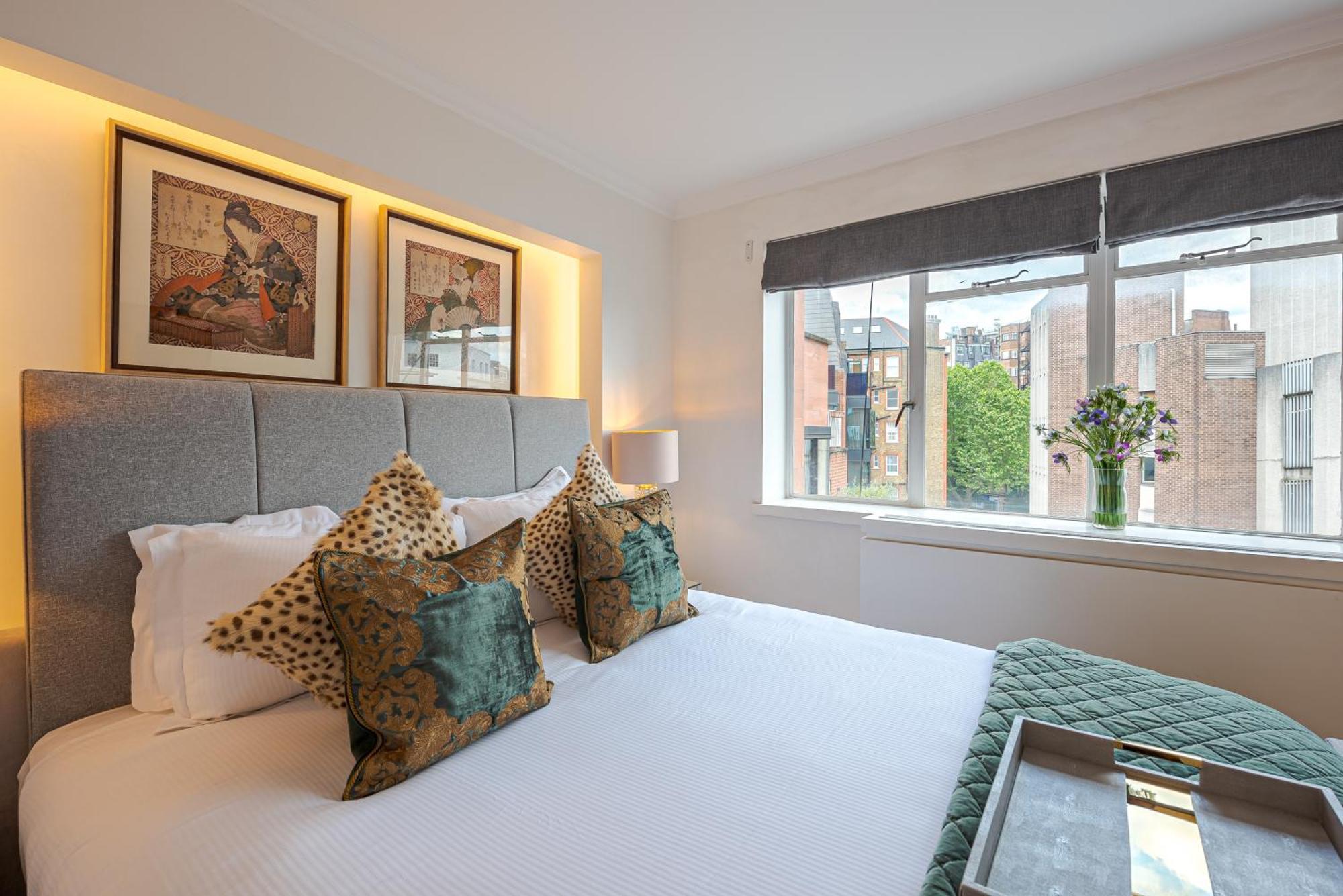 Modern Knightsbridge Apartment With Balcony Overlooking Harrods Prime Location Londen