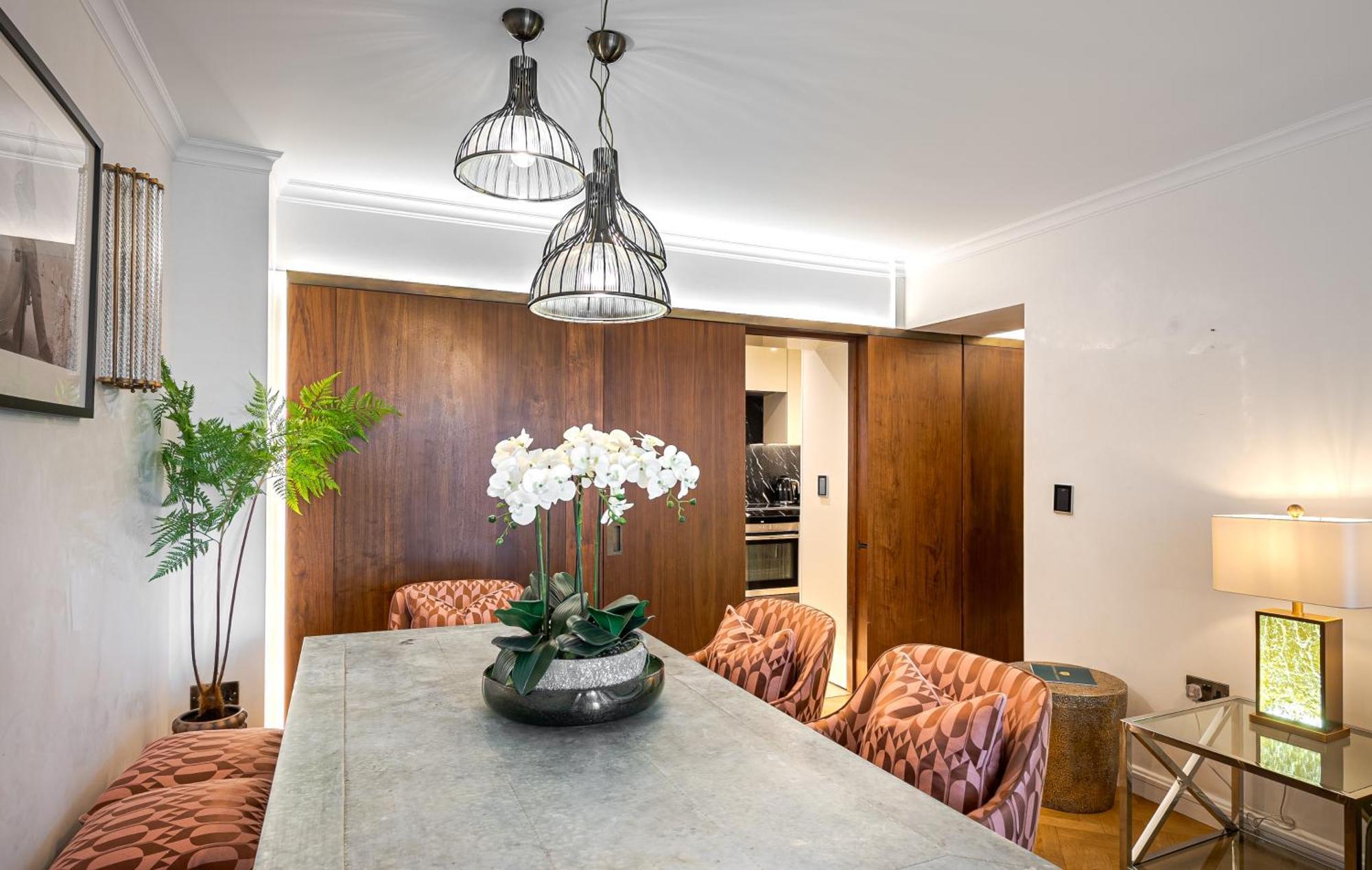 Modern Knightsbridge Apartment With Balcony Overlooking Harrods Prime Location *