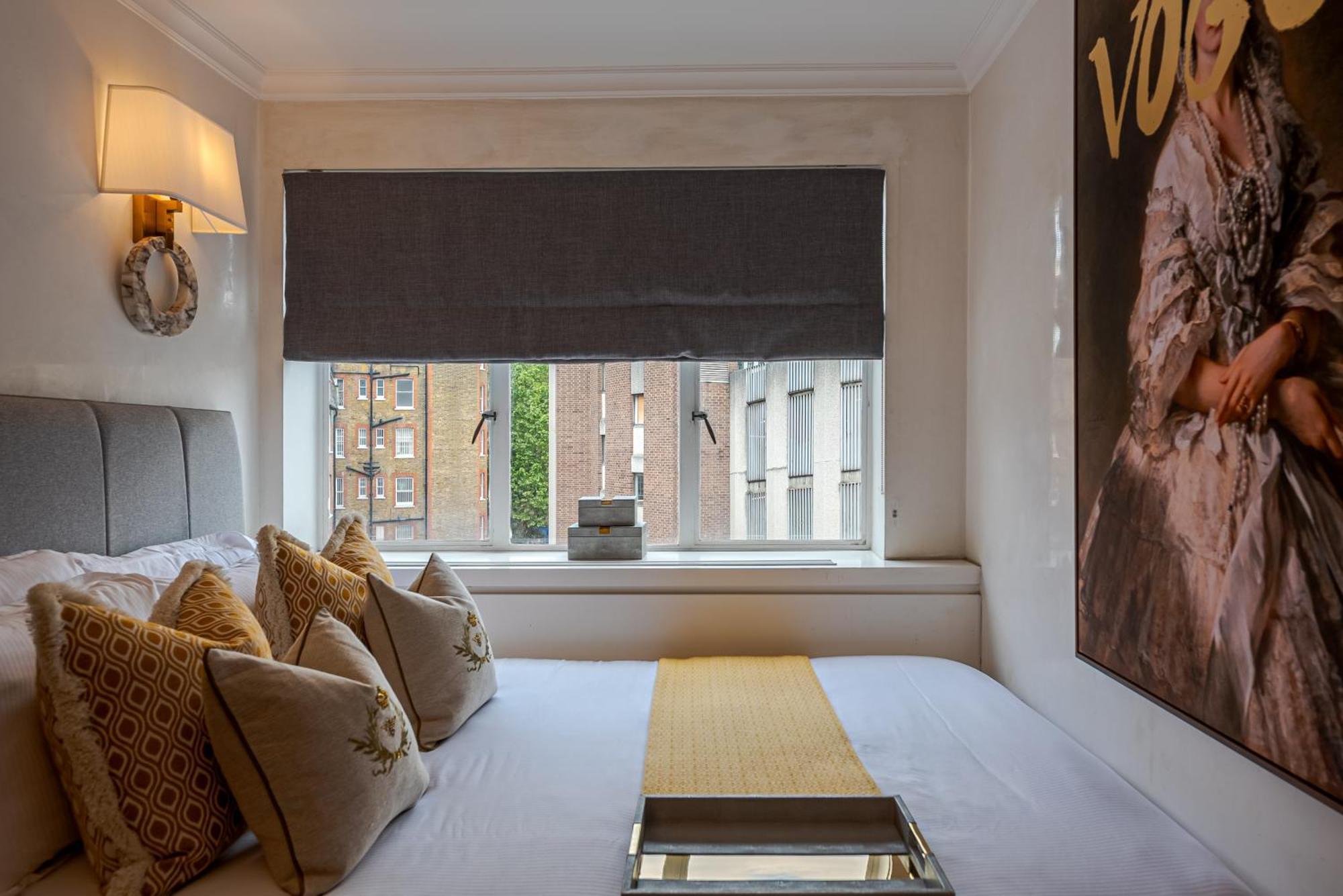 Modern Knightsbridge Apartment With Balcony Overlooking Harrods Prime Location Londen