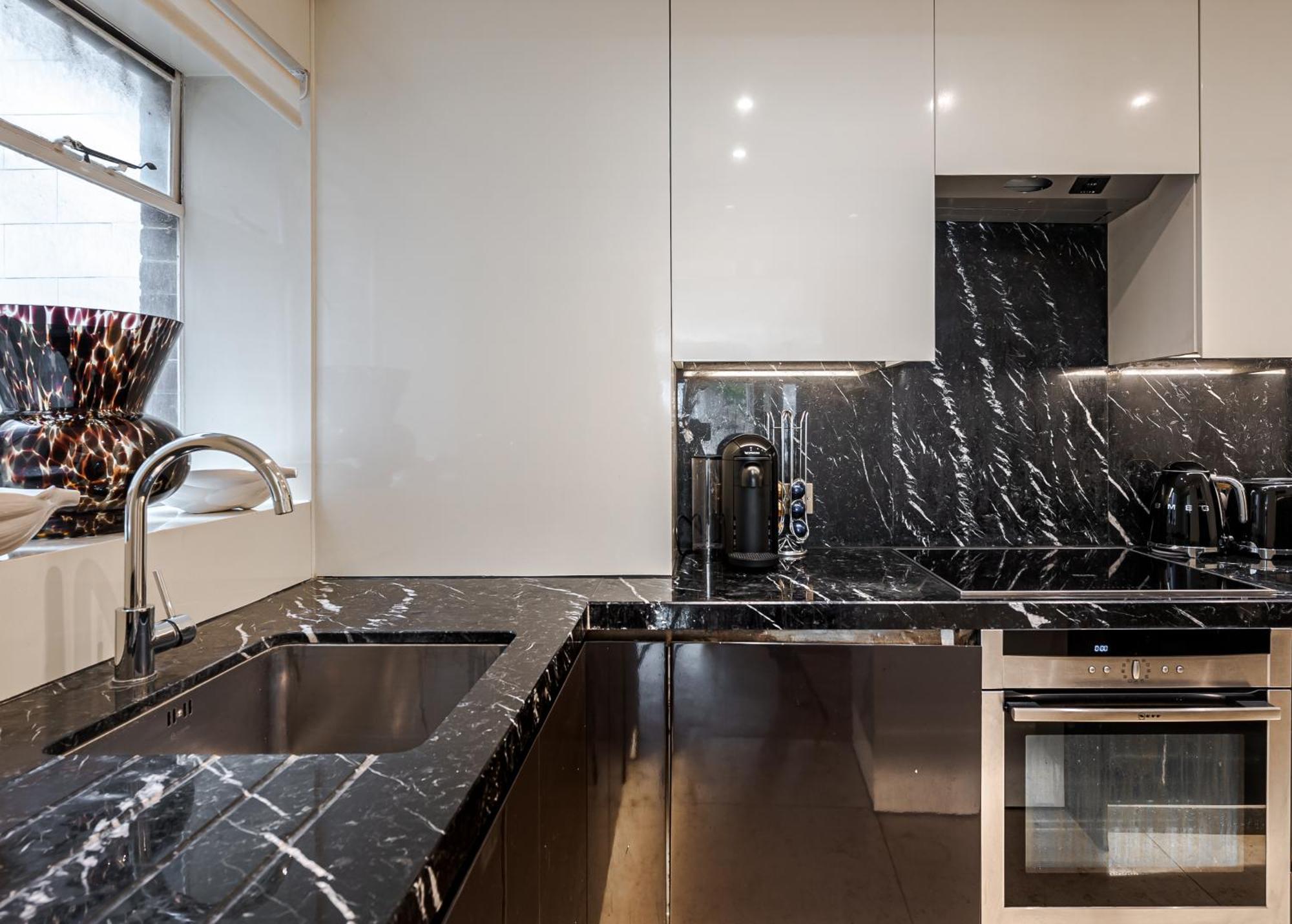 Charming 2 Bed Flat In Knightsbridge London Balcony View Of Harrods Appartement