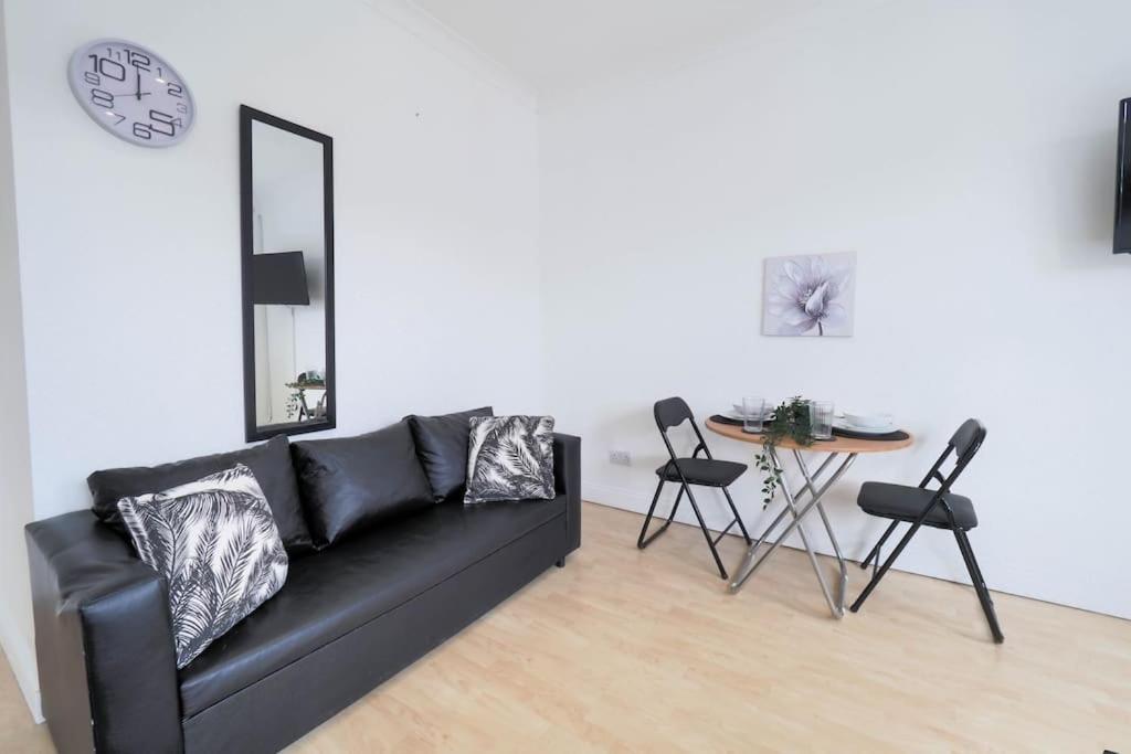 Apartment S5 Full In Kilburn With Kitchen Zone 2 *