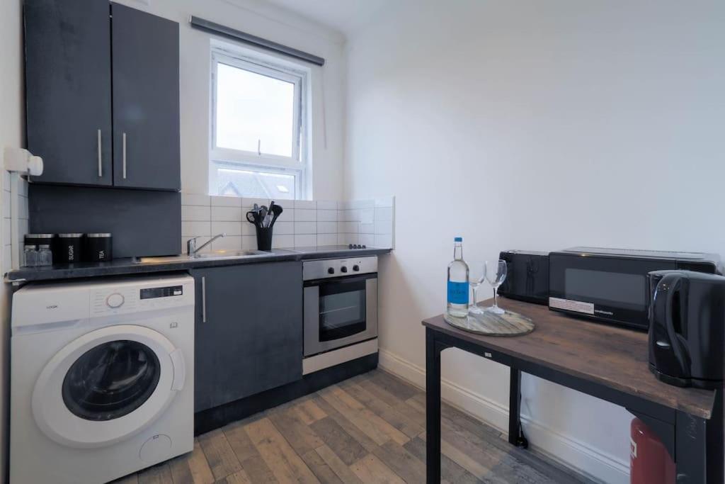 S5 Full In Kilburn With Kitchen Zone 2 *