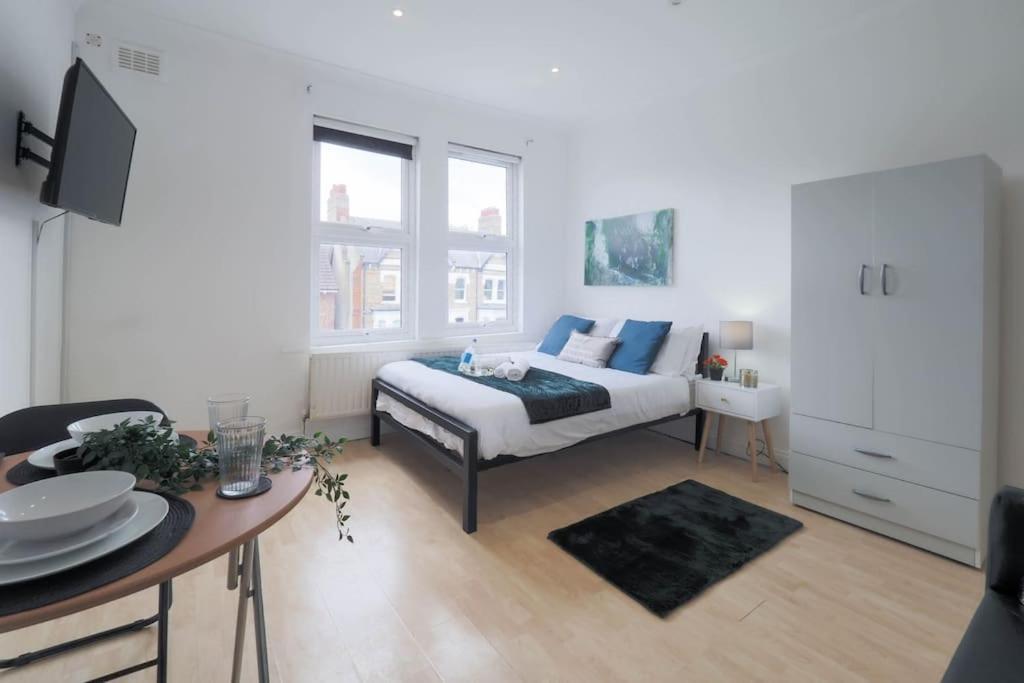 Apartment S5 Full In Kilburn With Kitchen Zone 2