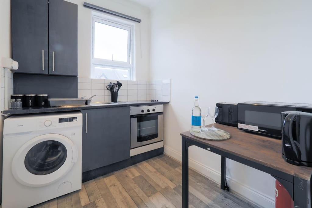 S5 Full In Kilburn With Kitchen Zone 2 Apartment *